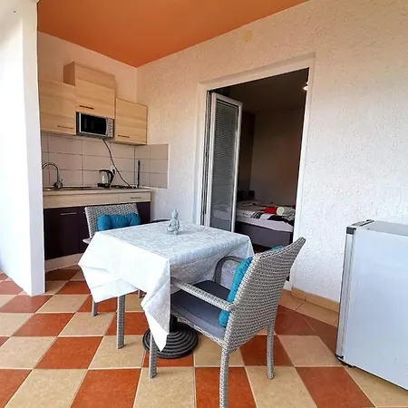 Guest house Lovely Family House Robi 3*