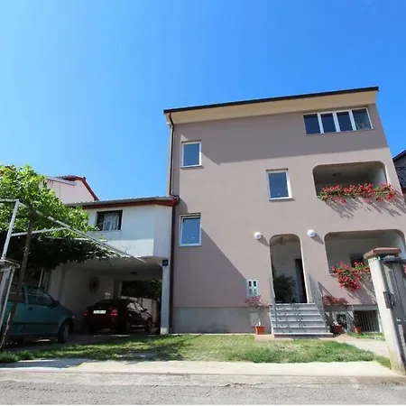 Guest house Lovely Family House Robi